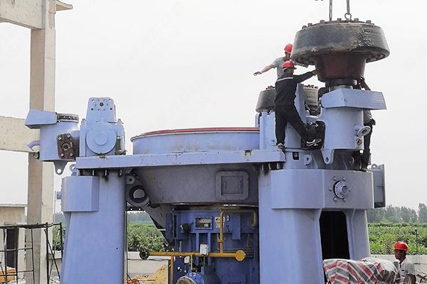 正在安裝的磨輥 正在安裝的磨輥