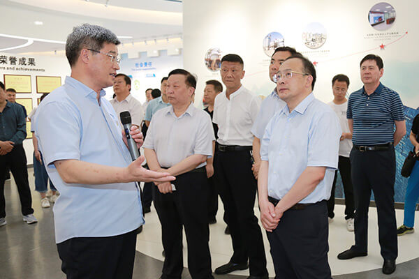 新鄉(xiāng)市政府市長魏建平到長城機(jī)械調(diào)研督導(dǎo)“萬人助萬企”活動開展情況 新鄉(xiāng)市政府市長魏建平到長城機(jī)械調(diào)研督導(dǎo)“萬人助萬企”活動開展情況