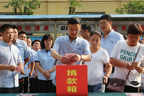 新鄉(xiāng)長城員工向孟莊鎮(zhèn)敬老院捐款 新鄉(xiāng)長城員工向孟莊鎮(zhèn)敬老院捐款